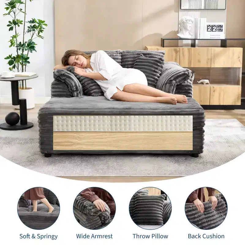 Poltrona chaise longue oversize da interno, comodo divano lounge in velluto a coste con ampi braccioli imbottiti e cuscini decorativi, accogliente divano letto per soggiorno