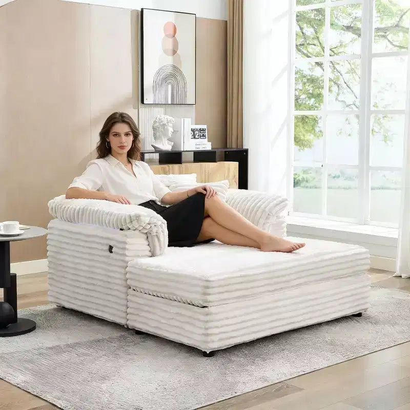 Poltrona chaise longue oversize da interno, comodo divano lounge in velluto a coste con ampi braccioli imbottiti e cuscini decorativi, accogliente divano letto per soggiorno