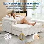 Poltrona chaise longue oversize da interno, comodo divano lounge in velluto a coste con ampi braccioli imbottiti e cuscini decorativi, accogliente divano letto per soggiorno