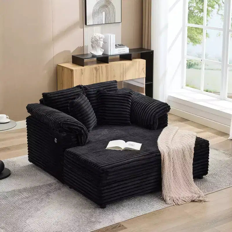 Poltrona chaise longue oversize da interno, comodo divano lounge in velluto a coste con ampi braccioli imbottiti e cuscini decorativi, accogliente divano letto per soggiorno