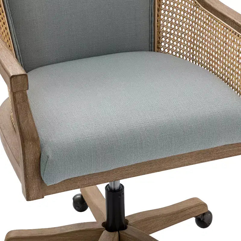 Poltrona operativa Danilo Swivel con braccioli in rattan e cuscino in misto lino naturale e schiuma | ARTFUL LIVING DESIGN