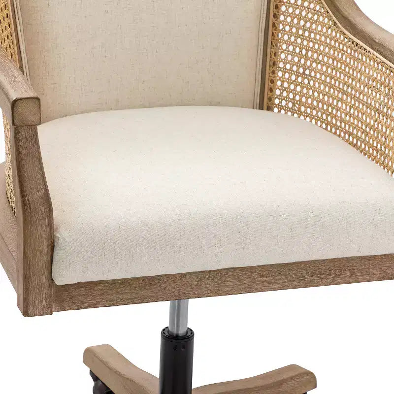 Poltrona operativa Danilo Swivel con braccioli in rattan e cuscino in misto lino naturale e schiuma | ARTFUL LIVING DESIGN