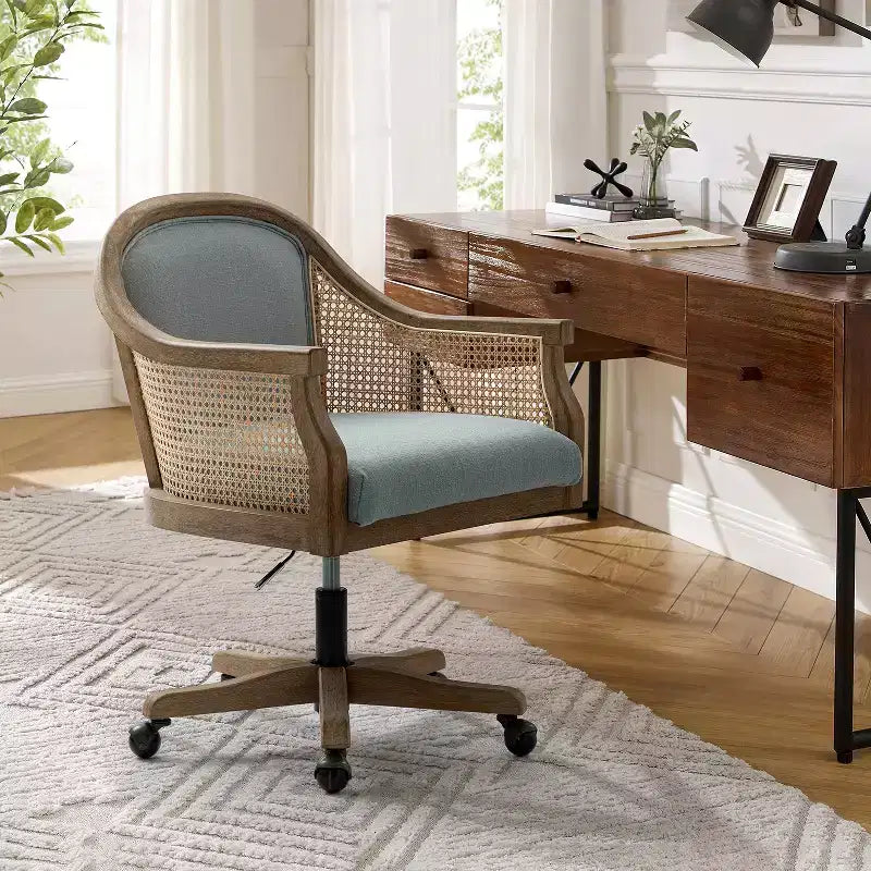Poltrona operativa Danilo Swivel con braccioli in rattan e cuscino in misto lino naturale e schiuma | ARTFUL LIVING DESIGN