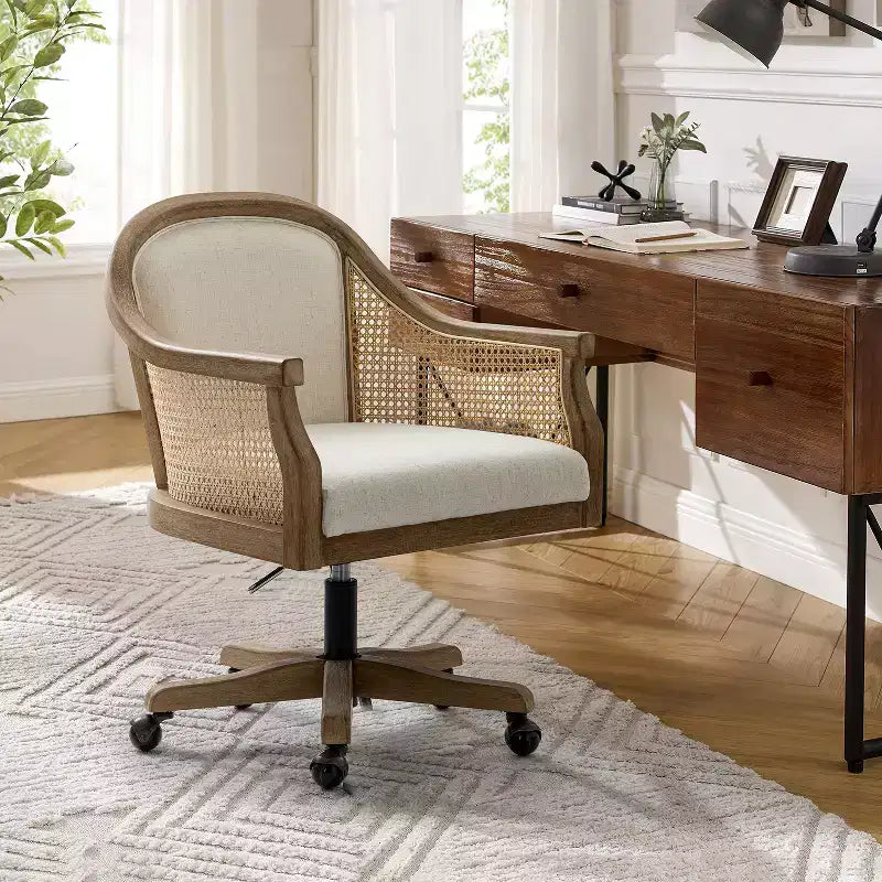 Poltrona operativa Danilo Swivel con braccioli in rattan e cuscino in misto lino naturale e schiuma | ARTFUL LIVING DESIGN