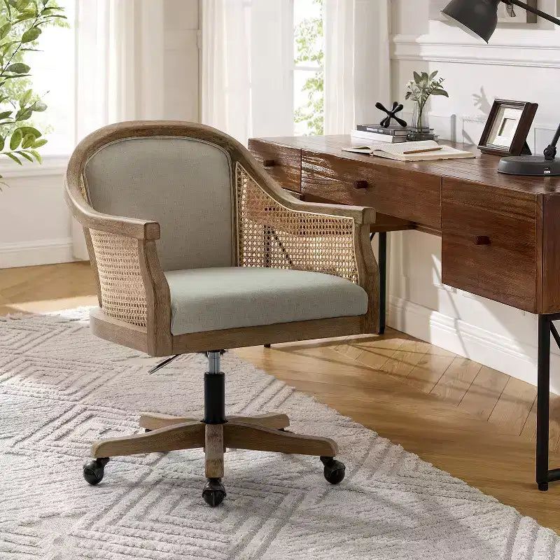 Poltrona operativa Danilo Swivel con braccioli in rattan e cuscino in misto lino naturale e schiuma | ARTFUL LIVING DESIGN